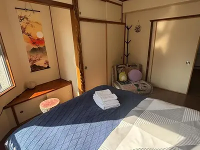 a bedroom with a bed with towels on it at Jr\u5c71\u624b\u7ebf\u5927\u585a\u7ad9\u6b65\u884c2\u5206\u949f \u6771\u5357\u793e3\u53f7 in Tokyo
