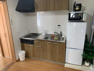 a kitchen with a sink and a white refrigerator at Jr\u5c71\u624b\u7ebf\u5927\u585a\u7ad9\u6b65\u884c2\u5206\u949f \u6771\u5357\u793e3\u53f7 in Tokyo