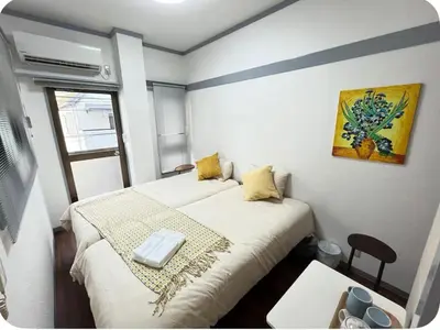 a small bedroom with a bed and a window at Comfy House \u5e73\u4e95\u99c5\u5f92\u6b695\u5206\u96fb\u8eca\u3067\u79cb\u8449\u539f11\u5206\u6771\u4eac\u99c516\u5206\u62bc\u4e0a17\u5206\u65b0\u5bbf26\u5206\u9280\u5ea730\u5206\u4e0a\u91ce20\u5206\u6e0b\u8c3736\u5206 in Tokyo