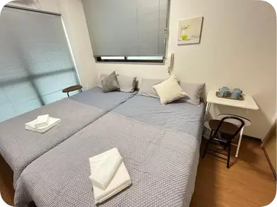 a bedroom with a bed with a desk and a window at Comfy House \u5e73\u4e95\u99c5\u5f92\u6b695\u5206\u96fb\u8eca\u3067\u79cb\u8449\u539f11\u5206\u6771\u4eac\u99c516\u5206\u62bc\u4e0a17\u5206\u65b0\u5bbf26\u5206\u9280\u5ea730\u5206\u4e0a\u91ce20\u5206\u6e0b\u8c3736\u5206 in Tokyo