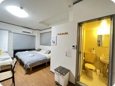 a hospital room with two beds and a sink at Comfy House \u5e73\u4e95\u99c5\u5f92\u6b695\u5206\u96fb\u8eca\u3067\u79cb\u8449\u539f11\u5206\u6771\u4eac\u99c516\u5206\u62bc\u4e0a17\u5206\u65b0\u5bbf26\u5206\u9280\u5ea730\u5206\u4e0a\u91ce20\u5206\u6e0b\u8c3736\u5206 in Tokyo