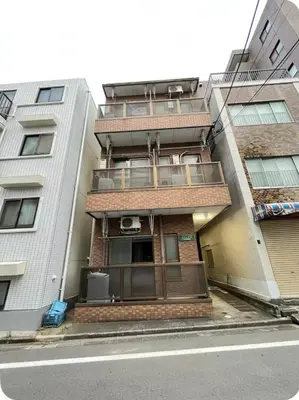 a building on a street with two tall buildings at Comfy House \u5e73\u4e95\u99c5\u5f92\u6b695\u5206\u96fb\u8eca\u3067\u79cb\u8449\u539f11\u5206\u6771\u4eac\u99c516\u5206\u62bc\u4e0a17\u5206\u65b0\u5bbf26\u5206\u9280\u5ea730\u5206\u4e0a\u91ce20\u5206\u6e0b\u8c3736\u5206 in Tokyo