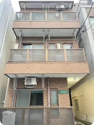 a tall building with balconies on the side of it at Comfy House \u5e73\u4e95\u99c5\u5f92\u6b695\u5206\u96fb\u8eca\u3067\u79cb\u8449\u539f11\u5206\u6771\u4eac\u99c516\u5206\u62bc\u4e0a17\u5206\u65b0\u5bbf26\u5206\u9280\u5ea730\u5206\u4e0a\u91ce20\u5206\u6e0b\u8c3736\u5206 in Tokyo