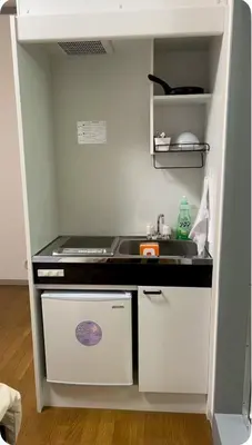 a small kitchen with a stove and a sink at Comfy House \u5e73\u4e95\u99c5\u5f92\u6b695\u5206\u96fb\u8eca\u3067\u79cb\u8449\u539f11\u5206\u6771\u4eac\u99c516\u5206\u62bc\u4e0a17\u5206\u65b0\u5bbf26\u5206\u9280\u5ea730\u5206\u4e0a\u91ce20\u5206\u6e0b\u8c3736\u5206 in Tokyo
