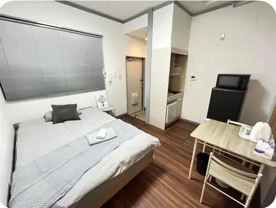 a bedroom with a bed and a desk with a television at Comfy House \u5e73\u4e95\u99c5\u5f92\u6b695\u5206\u96fb\u8eca\u3067\u79cb\u8449\u539f11\u5206\u6771\u4eac\u99c516\u5206\u62bc\u4e0a17\u5206\u65b0\u5bbf26\u5206\u9280\u5ea730\u5206\u4e0a\u91ce20\u5206\u6e0b\u8c3736\u5206 in Tokyo