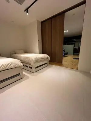 a bedroom with two beds and a large mirror at \u9759\u8c27\u65f6\u5149 1f in Tokyo