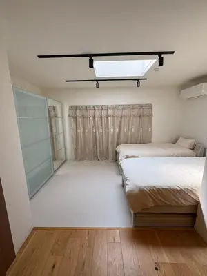 a bedroom with two beds and a large window at \u9759\u8c27\u65f6\u5149 1f in Tokyo