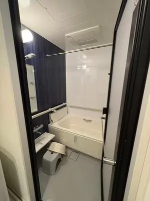 a bathroom with a tub and a toilet and a sink at \u9759\u8c27\u65f6\u5149 1f in Tokyo