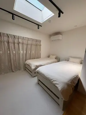 a bedroom with two beds and a skylight at \u9759\u8c27\u65f6\u5149 1f in Tokyo