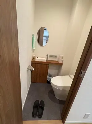 a bathroom with a toilet and a mirror at \u9759\u8c27\u65f6\u5149 1f in Tokyo