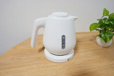 a white blender sitting on a table with a plant at Aki Hiroo Stay 101 in Tokyo