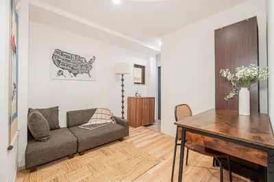 a living room with a couch and a table at Nihonbashi Stay\u65e5\u672c\u6a4b\u99c5\u5f92\u6b695\u5206\u96fb\u8eca\u3067\u79cb\u8449\u539f\u99c55\u5206\u9280\u5ea7\u99c57\u5206\u6771\u4eac\u99c514\u5206\u6e0b\u8c3725\u5206 in Tokyo