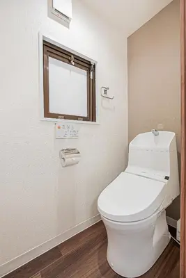 a bathroom with a white toilet and a window at Nihonbashi Stay\u65e5\u672c\u6a4b\u99c5\u5f92\u6b695\u5206\u96fb\u8eca\u3067\u79cb\u8449\u539f\u99c55\u5206\u9280\u5ea7\u99c57\u5206\u6771\u4eac\u99c514\u5206\u6e0b\u8c3725\u5206 in Tokyo
