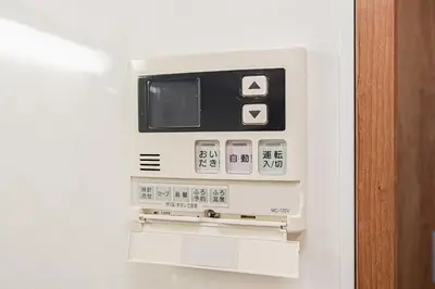 a microwave oven hanging on a wall at Nihonbashi Stay\u65e5\u672c\u6a4b\u99c5\u5f92\u6b695\u5206\u96fb\u8eca\u3067\u79cb\u8449\u539f\u99c55\u5206\u9280\u5ea7\u99c57\u5206\u6771\u4eac\u99c514\u5206\u6e0b\u8c3725\u5206 in Tokyo