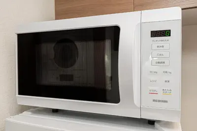 a microwave oven sitting on top of a shelf at Nihonbashi Stay\u65e5\u672c\u6a4b\u99c5\u5f92\u6b695\u5206\u96fb\u8eca\u3067\u79cb\u8449\u539f\u99c55\u5206\u9280\u5ea7\u99c57\u5206\u6771\u4eac\u99c514\u5206\u6e0b\u8c3725\u5206 in Tokyo