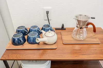 a table with blue cups and a blender on it at Nihonbashi Stay\u65e5\u672c\u6a4b\u99c5\u5f92\u6b695\u5206\u96fb\u8eca\u3067\u79cb\u8449\u539f\u99c55\u5206\u9280\u5ea7\u99c57\u5206\u6771\u4eac\u99c514\u5206\u6e0b\u8c3725\u5206 in Tokyo
