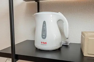 a tea kettle sitting on top of a table at Nihonbashi Stay\u65e5\u672c\u6a4b\u99c5\u5f92\u6b695\u5206\u96fb\u8eca\u3067\u79cb\u8449\u539f\u99c55\u5206\u9280\u5ea7\u99c57\u5206\u6771\u4eac\u99c514\u5206\u6e0b\u8c3725\u5206 in Tokyo
