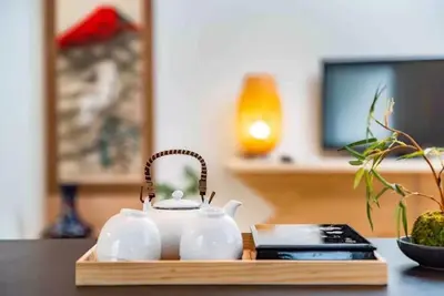 a tea kettle sitting on top of a wooden tray at lkebukuro-Five palace in Tokyo