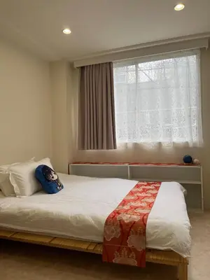 a bedroom with a large bed with a window at \u65b0\u7530201\u6210\u7530\u7fbd\u7530\u673a\u573a\u76f4\u8fbe\u6b65\u884c\u53ef\u62b5\u8fbe\u79cb\u53f6\u539f\u6700\u8fd1\u8f66\u7ad95\u5206\u949f in Tokyo