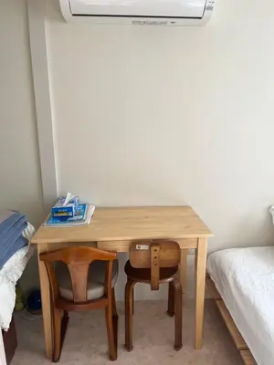 a wooden desk with two chairs and a bed at \u65b0\u7530201\u6210\u7530\u7fbd\u7530\u673a\u573a\u76f4\u8fbe\u6b65\u884c\u53ef\u62b5\u8fbe\u79cb\u53f6\u539f\u6700\u8fd1\u8f66\u7ad95\u5206\u949f in Tokyo