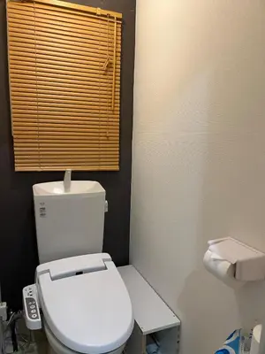 a bathroom with a white toilet and a window at \u65b0\u7530201\u6210\u7530\u7fbd\u7530\u673a\u573a\u76f4\u8fbe\u6b65\u884c\u53ef\u62b5\u8fbe\u79cb\u53f6\u539f\u6700\u8fd1\u8f66\u7ad95\u5206\u949f in Tokyo