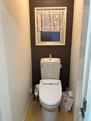 a bathroom with a toilet with a picture on the wall at \u65b0\u7530201\u6210\u7530\u7fbd\u7530\u673a\u573a\u76f4\u8fbe\u6b65\u884c\u53ef\u62b5\u8fbe\u79cb\u53f6\u539f\u6700\u8fd1\u8f66\u7ad95\u5206\u949f in Tokyo