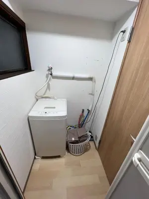 a small laundry room with a washer and dryer at \u79cb\u53f6\u539f\u6c11\u5bbf\u6210\u7530\u7fbd\u7530\u673a\u573a\u53ef\u4ee5\u76f4\u8fbe\u6b65\u884c10\u5206\u949f\u62b5\u8fbe\u8f66\u7ad9\u4ea4\u901a\u4fbf\u5229\u5b89\u9759\u53ef\u5165\u4f4f10\u4eba in Tokyo