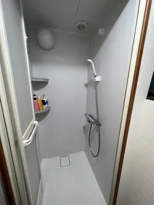a white bathroom with a shower and a toilet at \u79cb\u53f6\u539f\u6c11\u5bbf\u6210\u7530\u7fbd\u7530\u673a\u573a\u53ef\u4ee5\u76f4\u8fbe\u6b65\u884c10\u5206\u949f\u62b5\u8fbe\u8f66\u7ad9\u4ea4\u901a\u4fbf\u5229\u5b89\u9759\u53ef\u5165\u4f4f10\u4eba in Tokyo