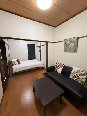 a living room with a couch and a bed at \u79cb\u53f6\u539f\u6c11\u5bbf\u6210\u7530\u7fbd\u7530\u673a\u573a\u53ef\u4ee5\u76f4\u8fbe\u6b65\u884c10\u5206\u949f\u62b5\u8fbe\u8f66\u7ad9\u4ea4\u901a\u4fbf\u5229\u5b89\u9759\u53ef\u5165\u4f4f10\u4eba in Tokyo
