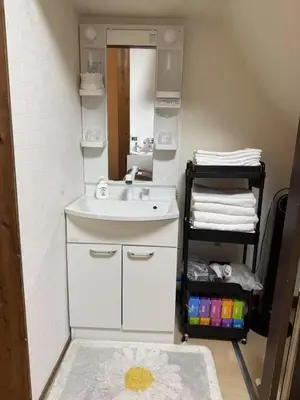 a small bathroom with a sink and a mirror at \u79cb\u53f6\u539f\u6c11\u5bbf\u6210\u7530\u7fbd\u7530\u673a\u573a\u53ef\u4ee5\u76f4\u8fbe\u6b65\u884c10\u5206\u949f\u62b5\u8fbe\u8f66\u7ad9\u4ea4\u901a\u4fbf\u5229\u5b89\u9759\u53ef\u5165\u4f4f10\u4eba in Tokyo