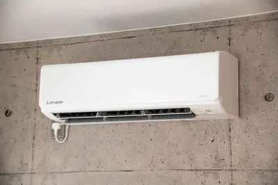 a white air conditioner is on a wall at \u5927\u6cb3\u5185\u30b3\u30fc\u30dd301 \u6700\u59273\u540d \u8cb8\u5207 \u672c\u6240\u543e\u59bb\u6a4b\u99c5\u5f92\u6b6910\u5206 20\u5e73\u7c73 in Tokyo