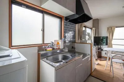 a small kitchen with a sink and a window at \u5927\u6cb3\u5185\u30b3\u30fc\u30dd301 \u6700\u59273\u540d \u8cb8\u5207 \u672c\u6240\u543e\u59bb\u6a4b\u99c5\u5f92\u6b6910\u5206 20\u5e73\u7c73 in Tokyo