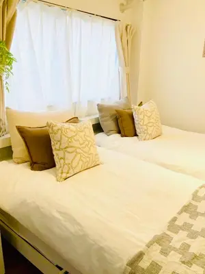 two twin beds in a room with a window at Tomo House Yoyogi 302 - from 4 minutes station \u4ee3\u3005\u6728 302 \u99c5\u304b\u3089\u5f92\u6b694\u5206 in Tokyo