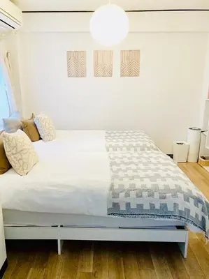 a bedroom with a large white bed in a room at Tomo House Yoyogi 302 - from 4 minutes station \u4ee3\u3005\u6728 302 \u99c5\u304b\u3089\u5f92\u6b694\u5206 in Tokyo