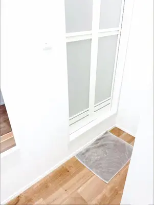 an empty room with a window and a rug at Tomo House Nishi-Shinjuku-Gochome - from 3 minutes station \u897f\u65b0\u5bbf\u6238\u5efa\u3066 \u99c5\u304b\u3089\u5f92\u6b693\u5206 in Tokyo