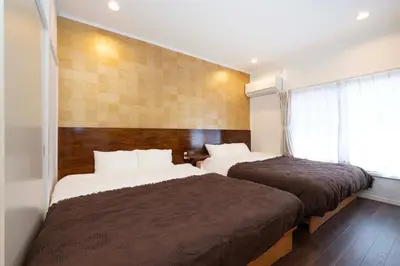 a bedroom with two beds and a window at \u672a\u516c\u958bB107 sumicco in Tokyo