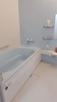 a white bath tub in a white bathroom at \u5fa1\u5bbf\u7dba\u7f85\u91cc1 in Tokyo