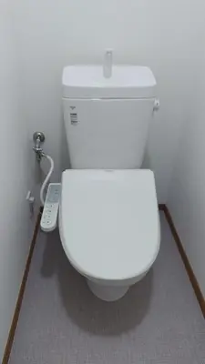 a white toilet in a bathroom with a remote control at \u5fa1\u5bbf\u7dba\u7f85\u91cc1 in Tokyo