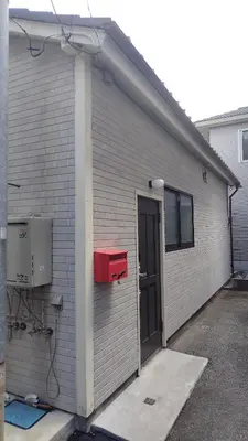 a building with a red mailbox and a door at \u5fa1\u5bbf\u7dba\u7f85\u91cc1 in Tokyo