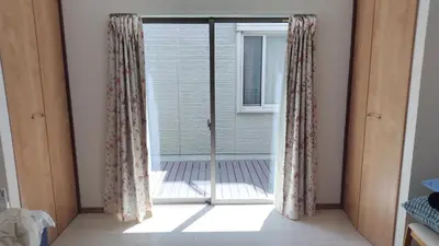 a door with curtains in a room with a window at \u5fa1\u5bbf\u7dba\u7f85\u91cc1 in Tokyo