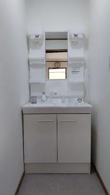 a white bathroom with a sink and some boxes at \u5fa1\u5bbf\u7dba\u7f85\u91cc1 in Tokyo