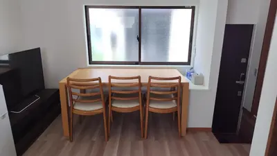 a dining room table with four chairs and a window at \u5fa1\u5bbf\u7dba\u7f85\u91cc1 in Tokyo