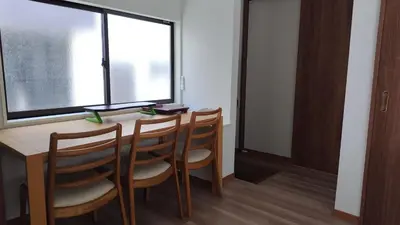 a room with a table with chairs and a window at \u5fa1\u5bbf\u7dba\u7f85\u91cc1 in Tokyo