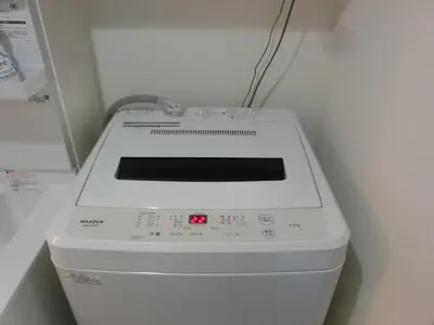 a washing machine is sitting in a room at \u6e0b\u8c37\u533a\u4ee3\u3005\u6728401 in Tokyo