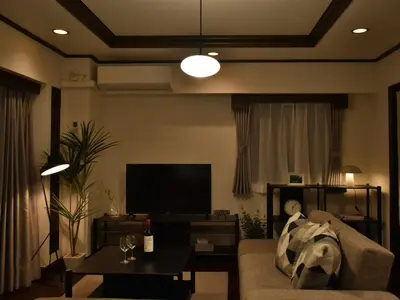 a living room with a couch and a flat screen tv at \u30b5\u30f3\u30e2\u30fc\u30eb\u30af\u30ec\u30b9\u30c8607 in Tokyo