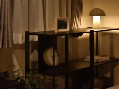 a table with a clock and a lamp on it at \u30b5\u30f3\u30e2\u30fc\u30eb\u30af\u30ec\u30b9\u30c8607 in Tokyo