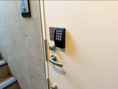 a door with a remote control attached to it at \u4e95\u4e0a\u9054\u4e5f\u8a2d\u8a08\u73fe\u4ee3\u98a8\u65c5\u9928 \u4eac\u6210\u7dda\u99c51\u5206 \u90fd\u5fc3\u79fb\u52d5\u4fbf\u5229 \u8fd1\u5317\u5343\u4f4f\u4e0a\u91ce\u6d45\u8349\u9280\u5ea7\u30b9\u30ab\u30a4\u30c4\u30ea\u30fc Wifi\u9577\u671f\u53ef WAGAMAMA\u5343\u4f4fS03\u5ba4 Y01\u5ba4 Y03\u5ba4 in Tokyo