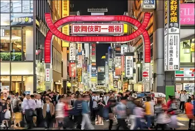a crowd of people walking down a busy city street at \u4e95\u4e0a\u9054\u4e5f\u8a2d\u8a08\u73fe\u4ee3\u98a8\u65c5\u9928 \u4eac\u6210\u7dda\u99c51\u5206 \u90fd\u5fc3\u79fb\u52d5\u4fbf\u5229 \u8fd1\u5317\u5343\u4f4f\u4e0a\u91ce\u6d45\u8349\u9280\u5ea7\u30b9\u30ab\u30a4\u30c4\u30ea\u30fc Wifi\u9577\u671f\u53ef WAGAMAMA\u5343\u4f4fS03\u5ba4 Y01\u5ba4 Y03\u5ba4 in Tokyo