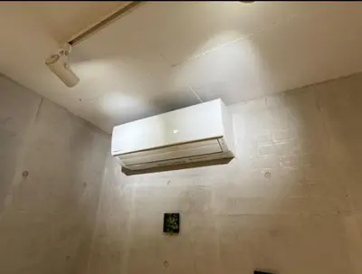 a light hanging from the ceiling of a room at \u4e95\u4e0a\u9054\u4e5f\u8a2d\u8a08\u73fe\u4ee3\u98a8\u65c5\u9928 \u4eac\u6210\u7dda\u99c51\u5206 \u90fd\u5fc3\u79fb\u52d5\u4fbf\u5229 \u8fd1\u5317\u5343\u4f4f\u4e0a\u91ce\u6d45\u8349\u9280\u5ea7\u30b9\u30ab\u30a4\u30c4\u30ea\u30fc Wifi\u9577\u671f\u53ef WAGAMAMA\u5343\u4f4fS03\u5ba4 Y01\u5ba4 Y03\u5ba4 in Tokyo