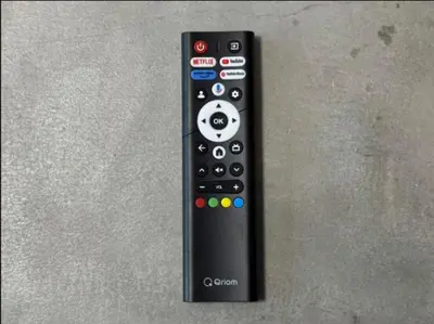 a black remote control sitting on top of a table at \u4e95\u4e0a\u9054\u4e5f\u8a2d\u8a08\u73fe\u4ee3\u98a8\u65c5\u9928 \u4eac\u6210\u7dda\u99c51\u5206 \u90fd\u5fc3\u79fb\u52d5\u4fbf\u5229 \u8fd1\u5317\u5343\u4f4f\u4e0a\u91ce\u6d45\u8349\u9280\u5ea7\u30b9\u30ab\u30a4\u30c4\u30ea\u30fc Wifi\u9577\u671f\u53ef WAGAMAMA\u5343\u4f4fS03\u5ba4 Y01\u5ba4 Y03\u5ba4 in Tokyo